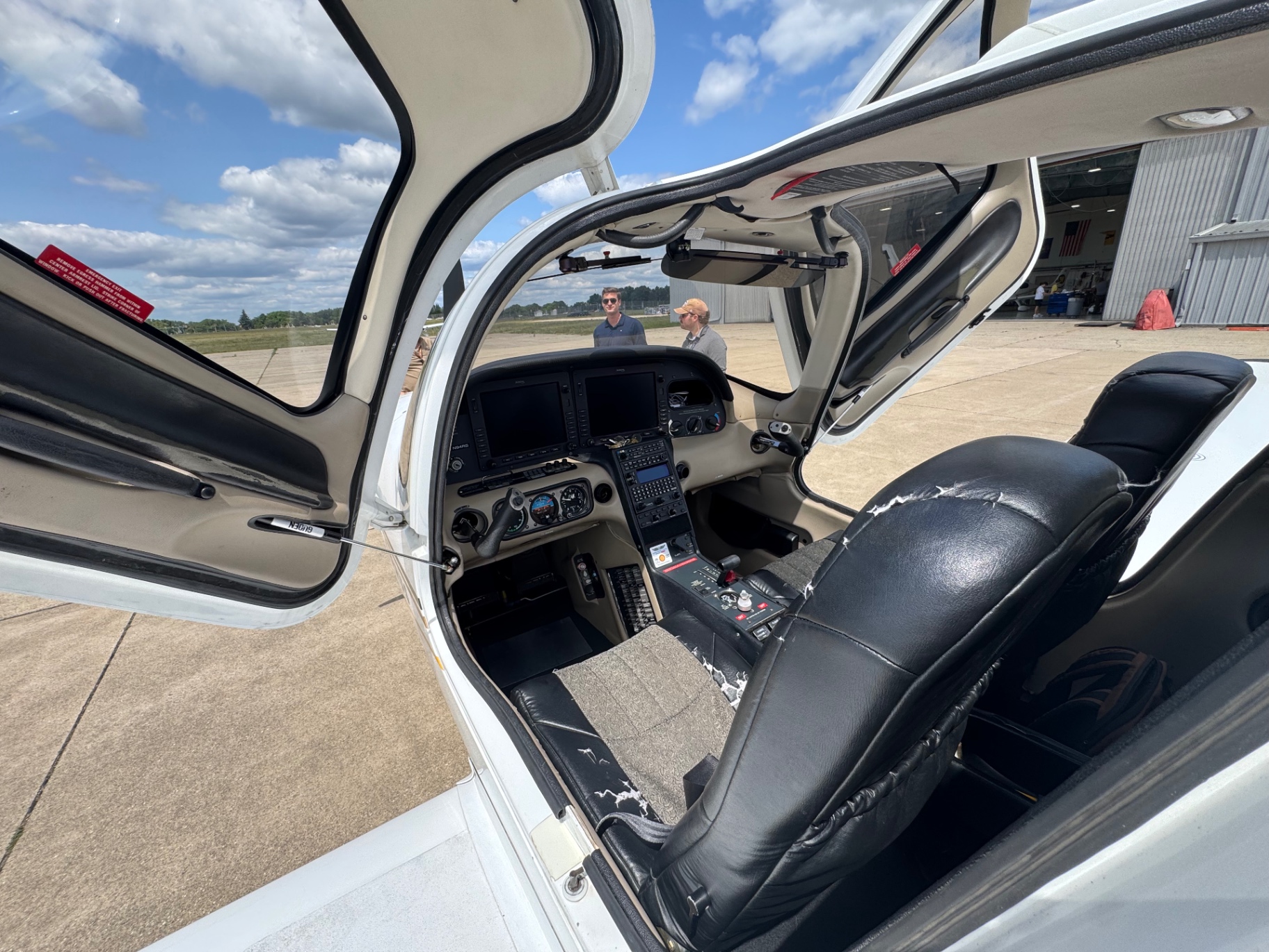 Open cockpit of a club Cirrus SR20-G2 with both Avidyne displays visible