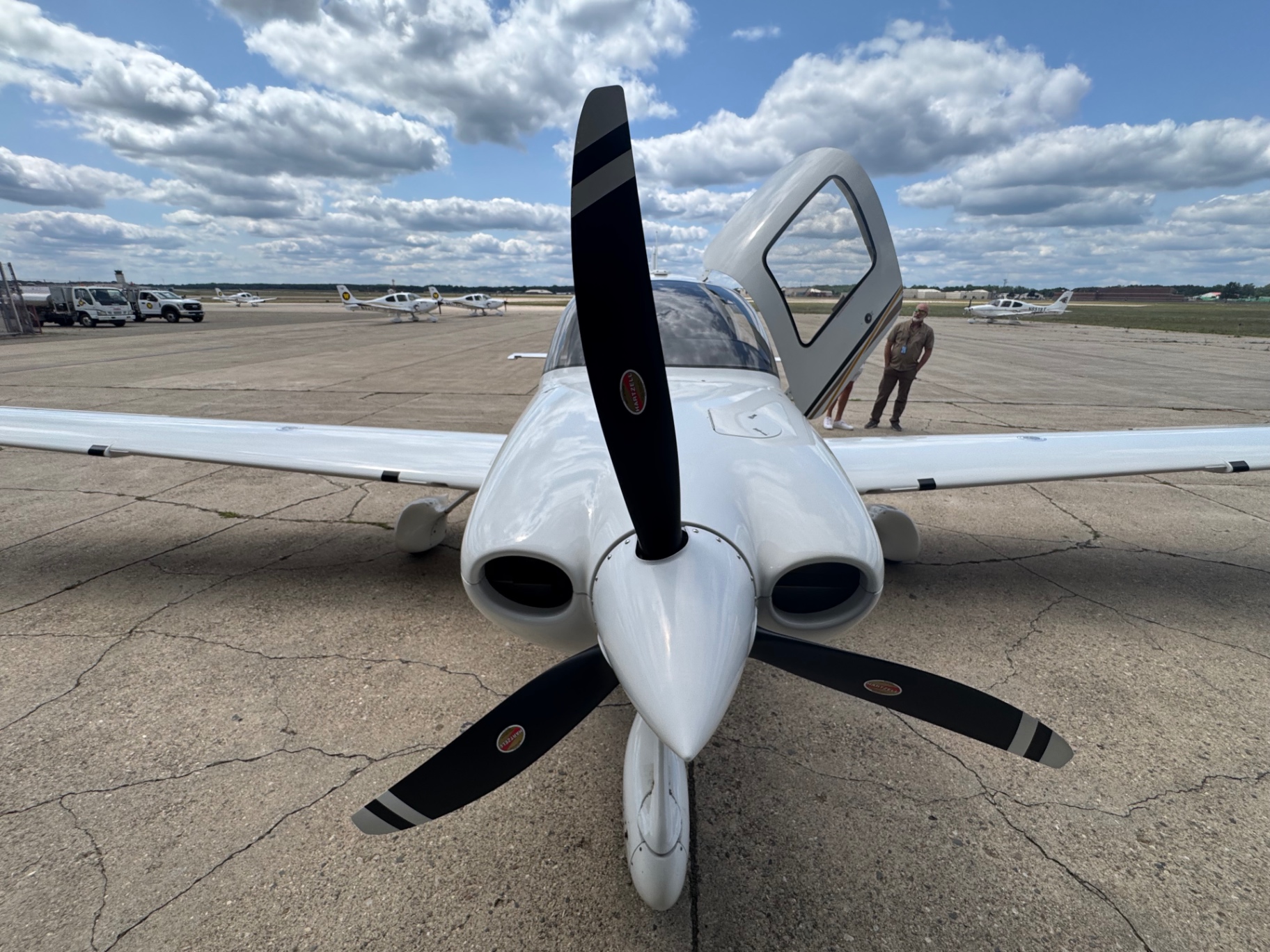 Propeller and cowling of a club Cirrus SR20-G2