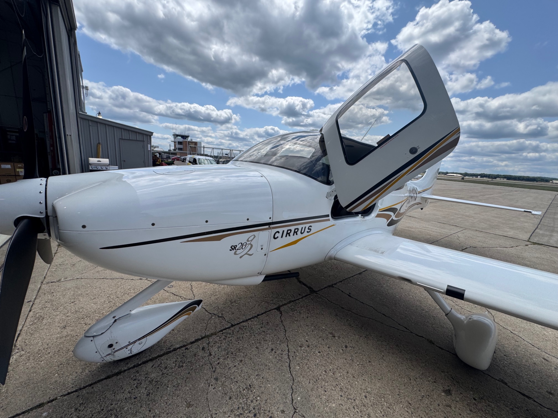 Profile view of a club Cirrus SR20-G2 outside the hangar