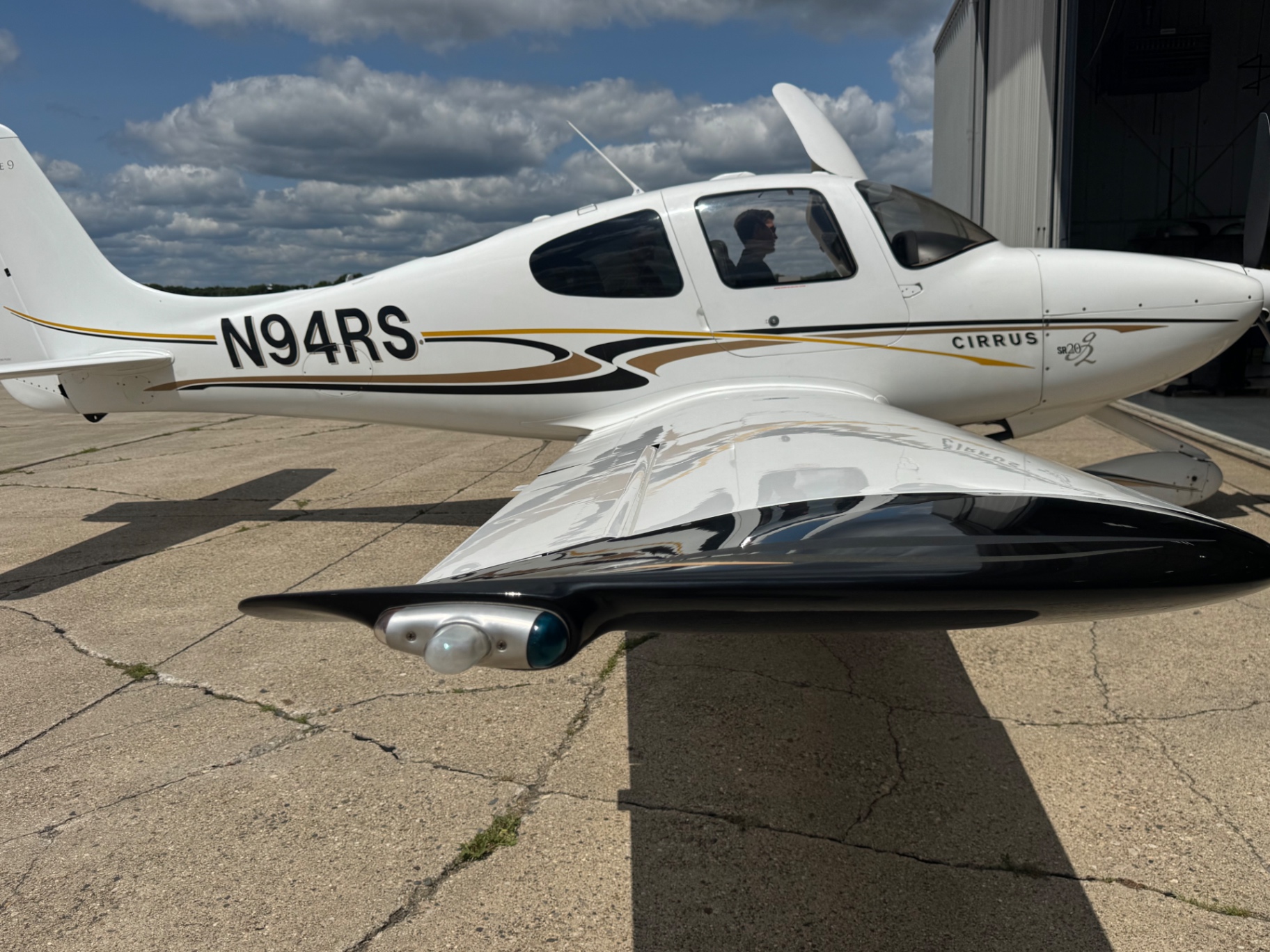 Wingtip view of Cirrus SR20-G2 N94RS on the flight line